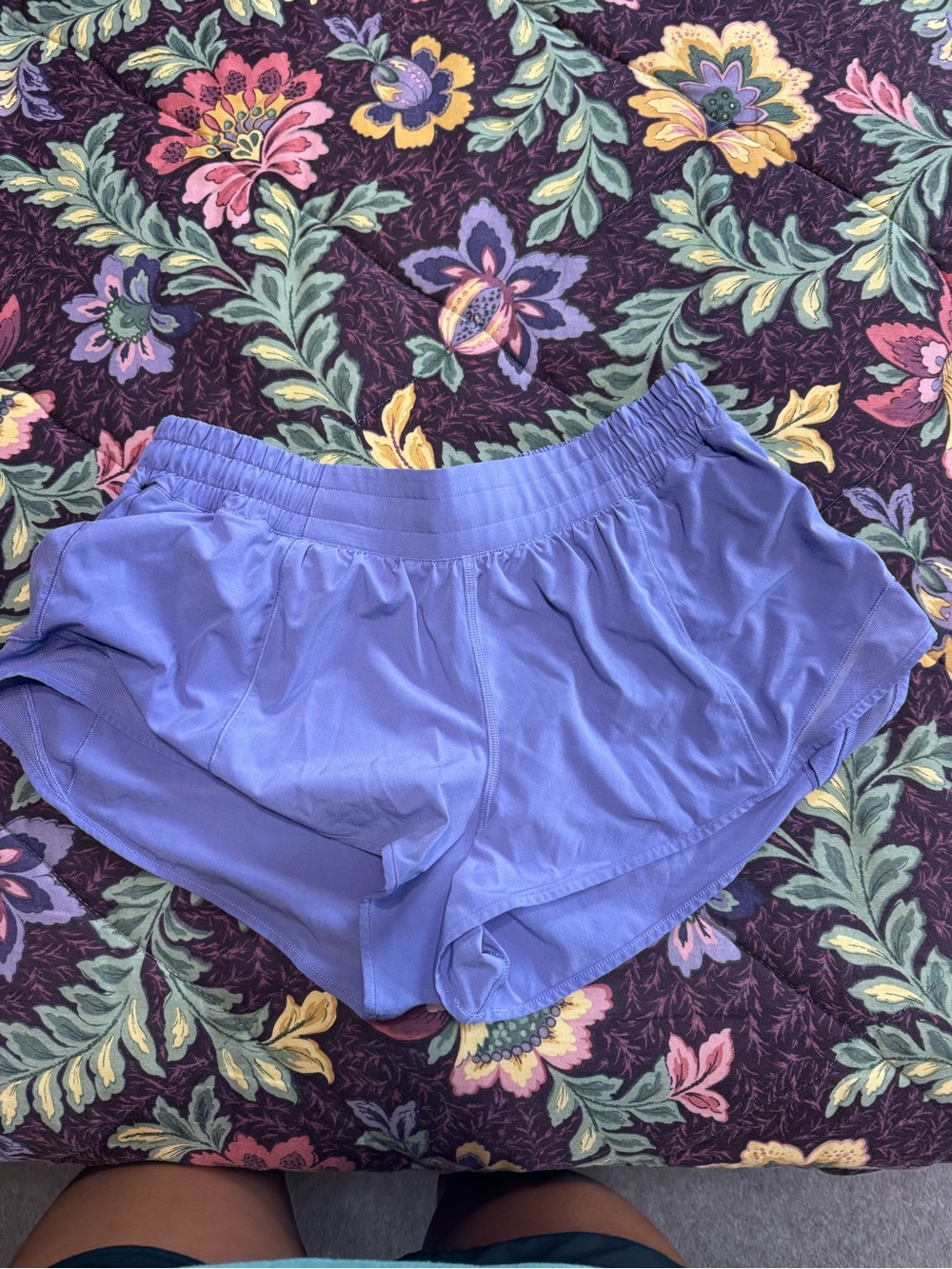 lululemon athletica Women's low rise hotty hots 2.5 inch - Picture 2 of 3